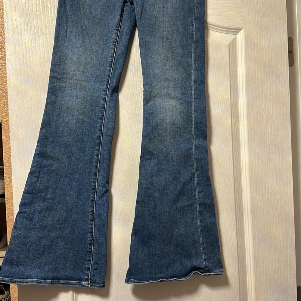 American Eagle sz 2 next level stretch low rise flare jeans